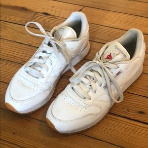 White classic Reebok’s Sz 8 leather w tan bottom
